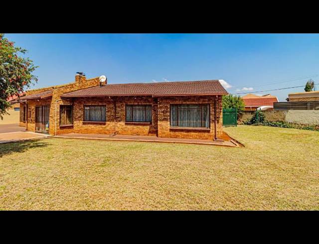 4 BEDROOM HOUSE FOR SALE IN SPRUIT VIEW